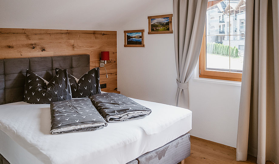 Alpenzeit Ferienhaus "Herzstück" Schlafzimmer Doppelbett 